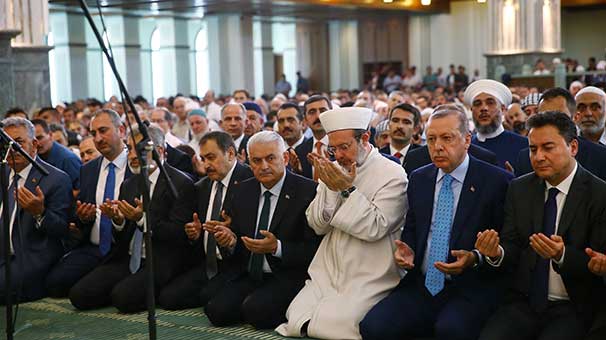 Tayyip Hocam’ın dindar olması, sürekli Kuran’la konuşması Allah’ın bir lütfu. O yüzden memleket bereketleniyor.