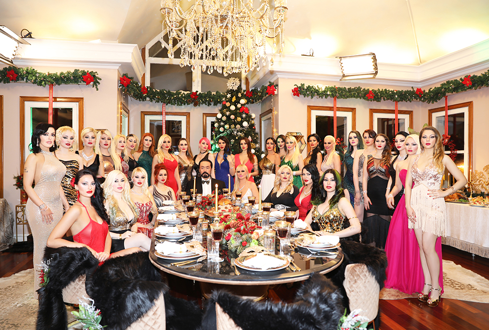 Adnan Oktar’ın kız arkadaşlarıyla birlikte katıldığı 2018 yılbaşı yemek daveti